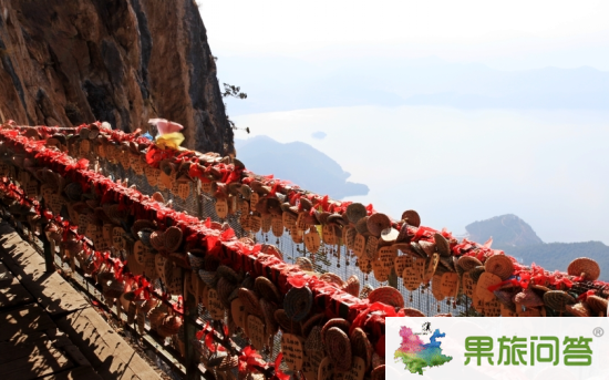 山顶上挂满了许愿铃
