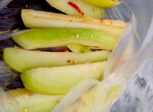 昆明国旅周叶推荐：西双版纳水果吃法的奇妙之处——芒果蘸盐和辣椒粉