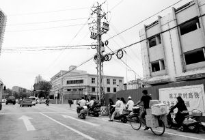 环城东路电线错乱,车辆混止。