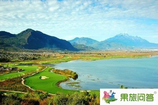 沿湖的球场